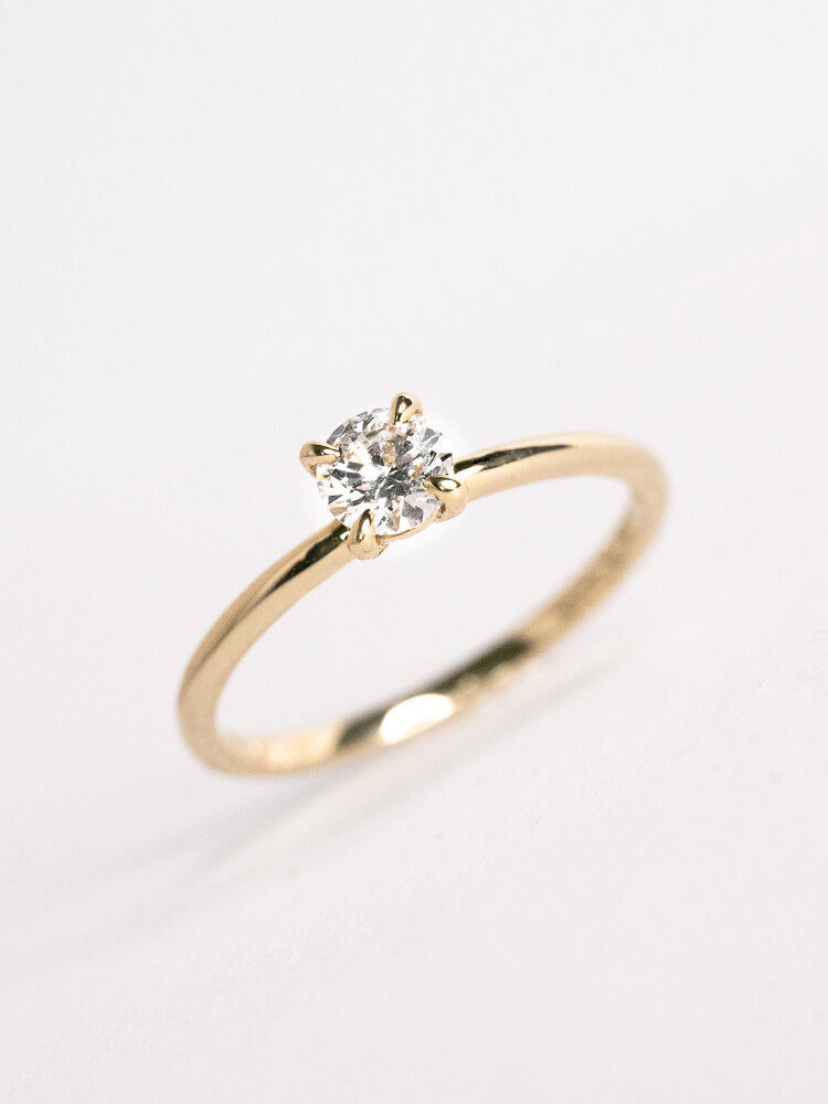 zlatni zaručnički prsten s dijamantom